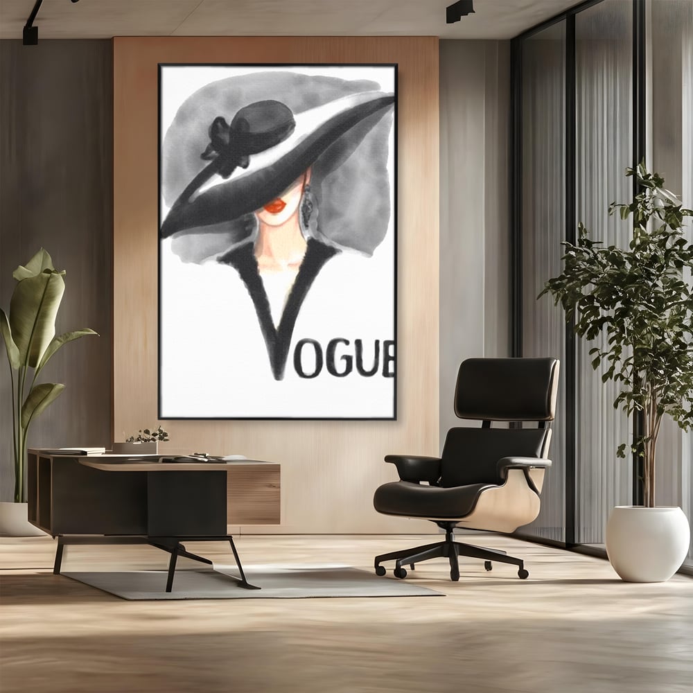 Tablou canvas cu ilustratie cu femeie purtand palarie, in rama de aluminiu negru, pe perete intr-un birou